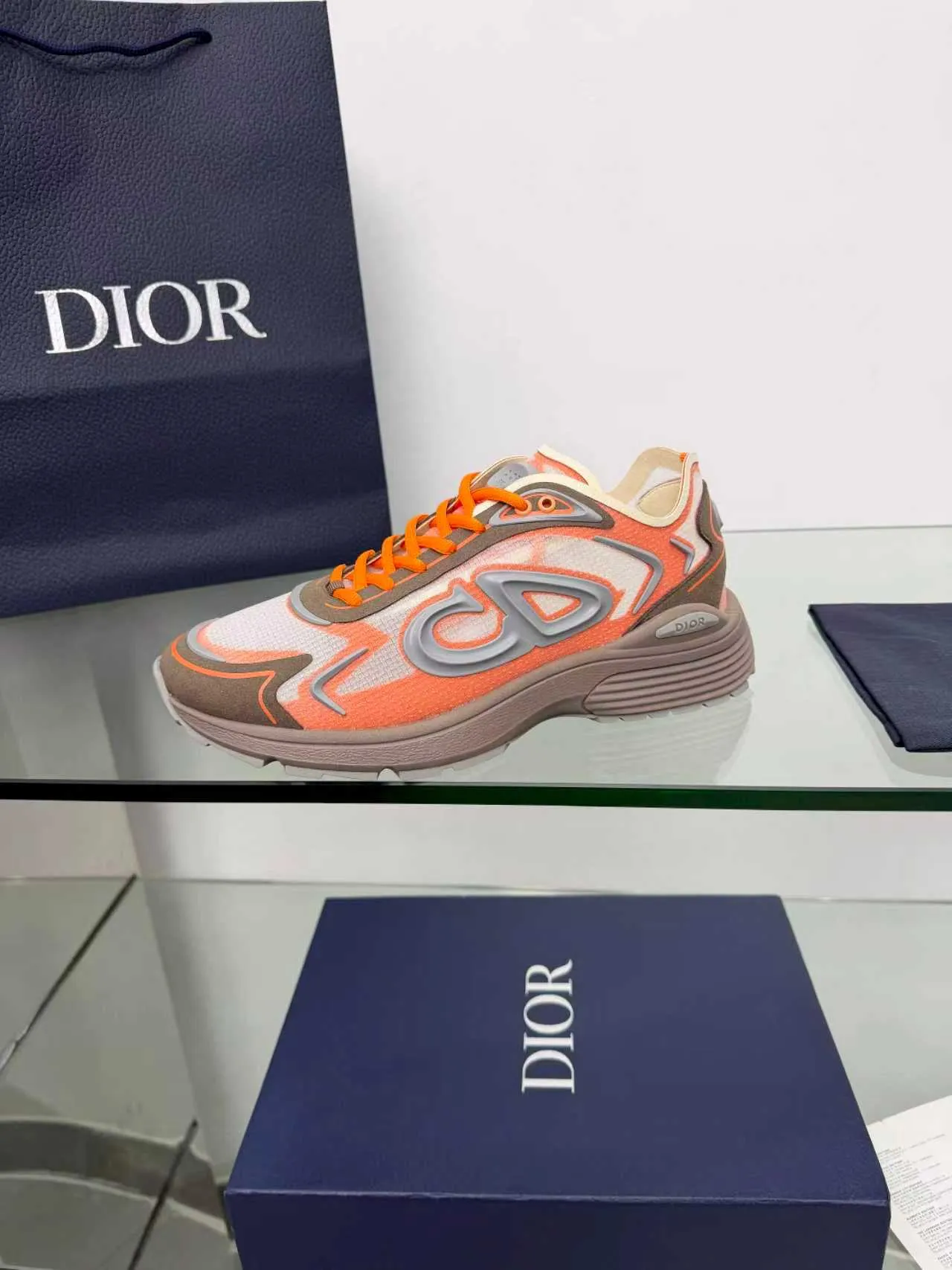 Men's men's shoes P560! DIOR#B30 COUNTDOWN TECH shoes 1. Inspired by lighter running shoes this season 2. Made of multi-layer transparent nylon upper, full of futuristic feel 3. CD30 rubber logo on the tongue/heel to highlight the brand style 4. Equipped with ultra-light foam midsole for the ultimate comfortable wearing experience 5. The entire series uses WELDED (seamless bonding) technology to ensure durability and lightness 6. Full-size dopamine color matching, perfect choice for couples shoes😜